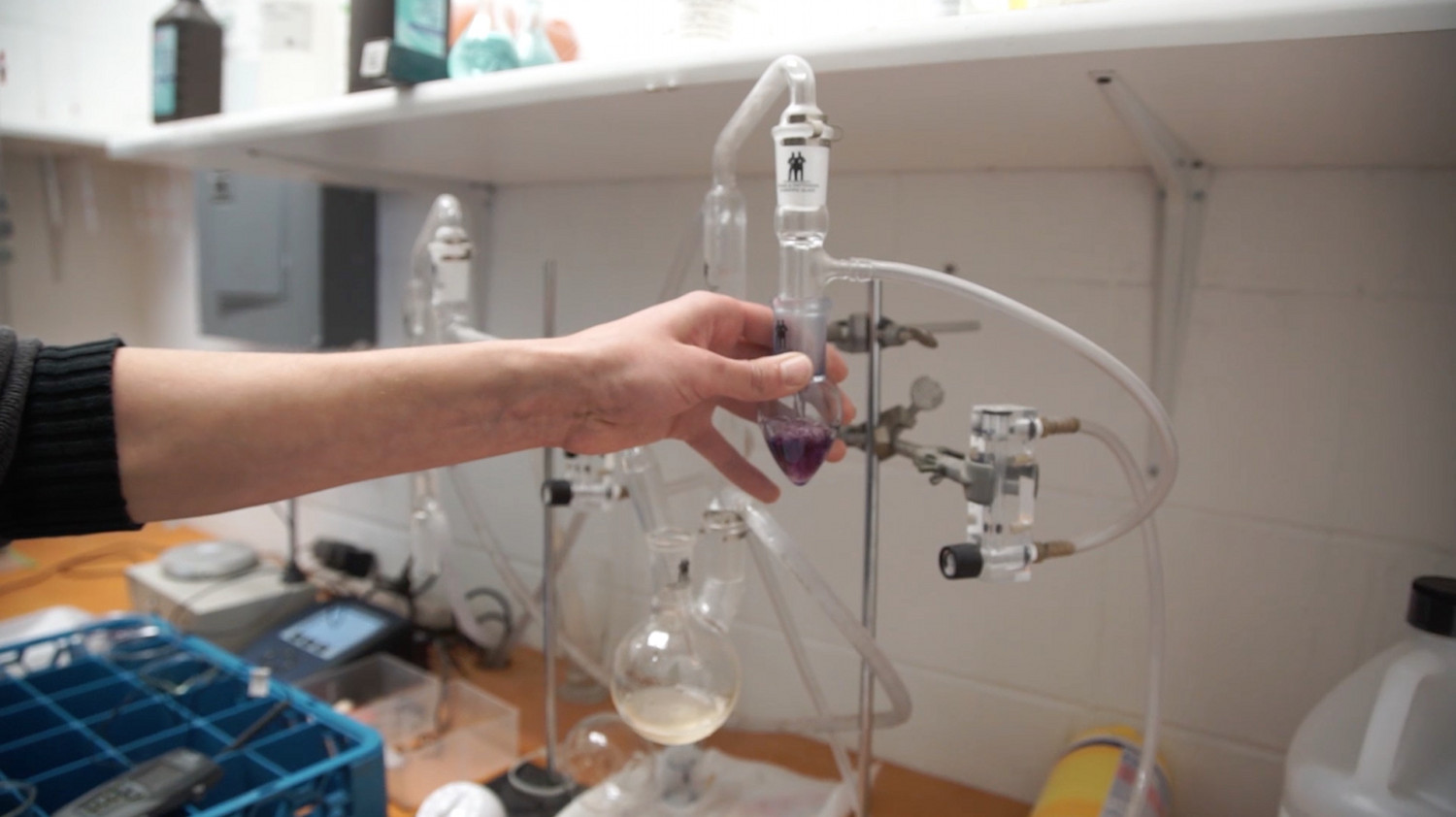 A Nine Pin employee doing an acid-base titration. Photo by Luke Groskin