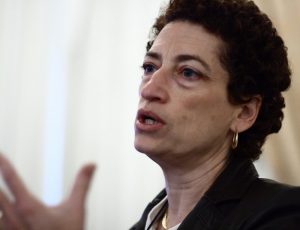 naomi oreskes gesturing with hand