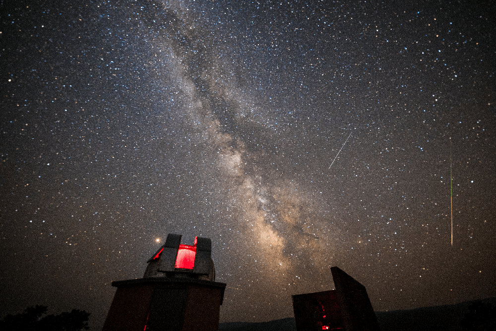 the milky way depicted clearly above observatories in utah