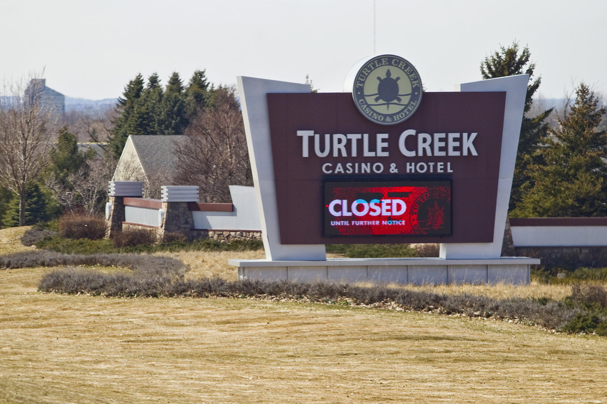 a sign that says 'turtle creek casino & hotel, closed'