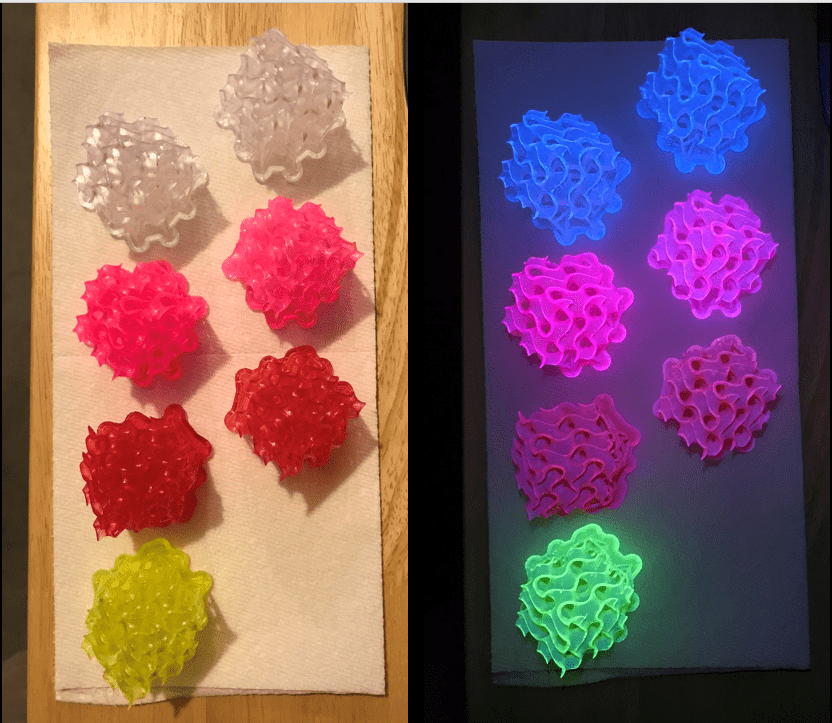 two pictures of the different-colored cubes under different lighting conditions