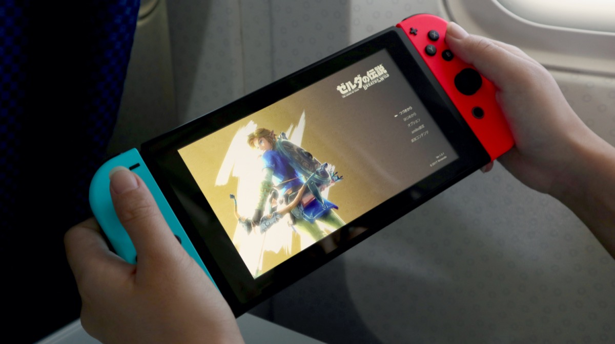 a person plays the legend of zelda on Nintendo Switch in Airplane.