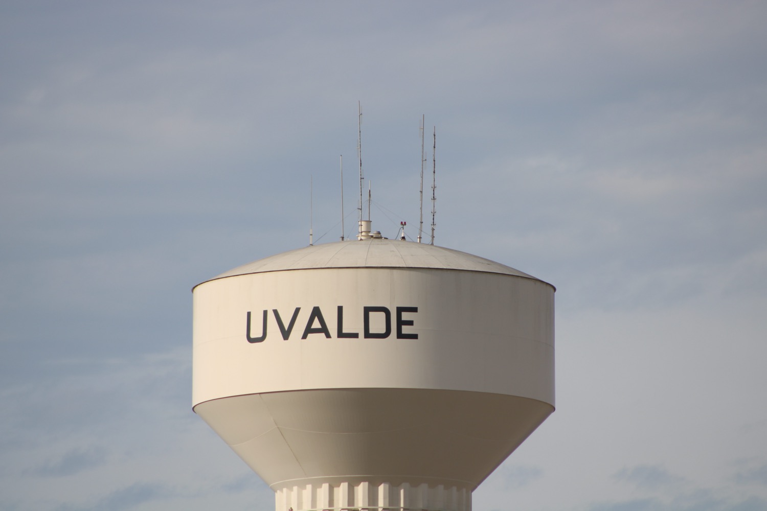 a water tower that says 'uvalde'