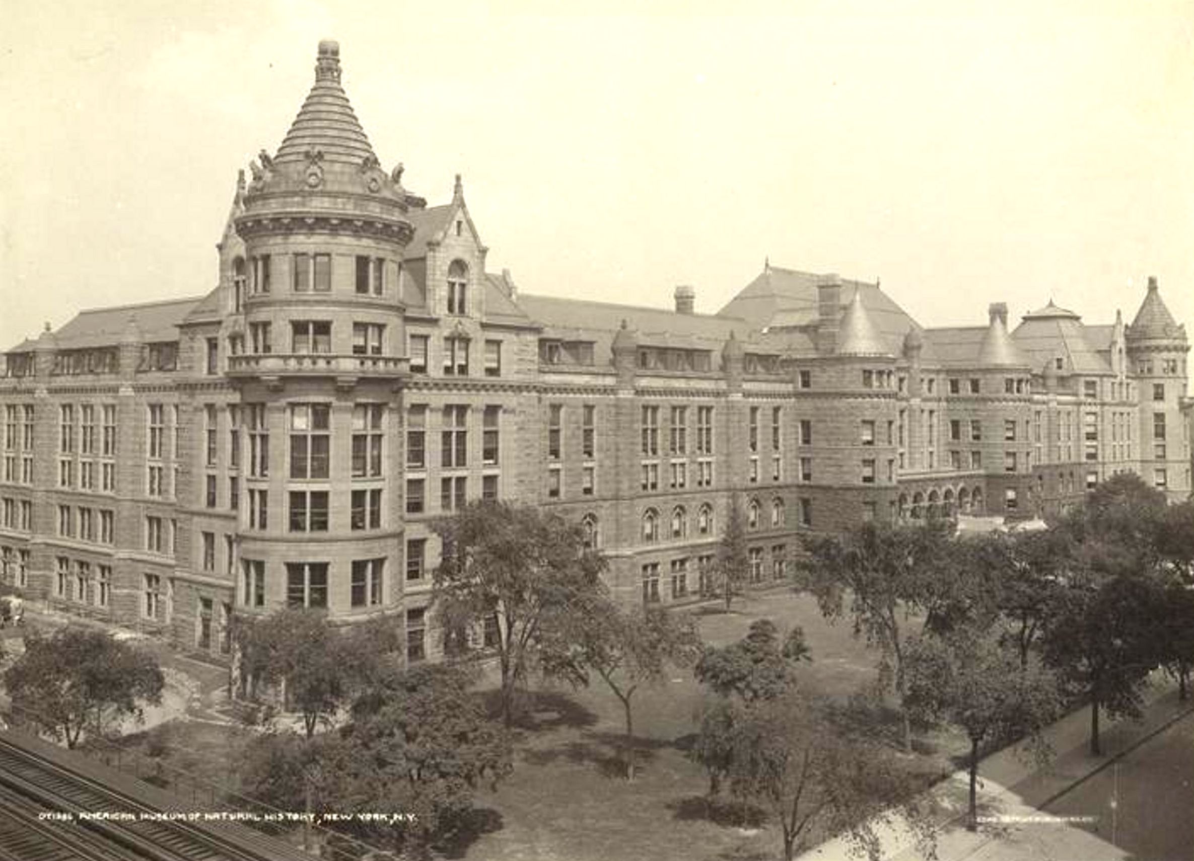 an old black and white photo of the american museum of natural history