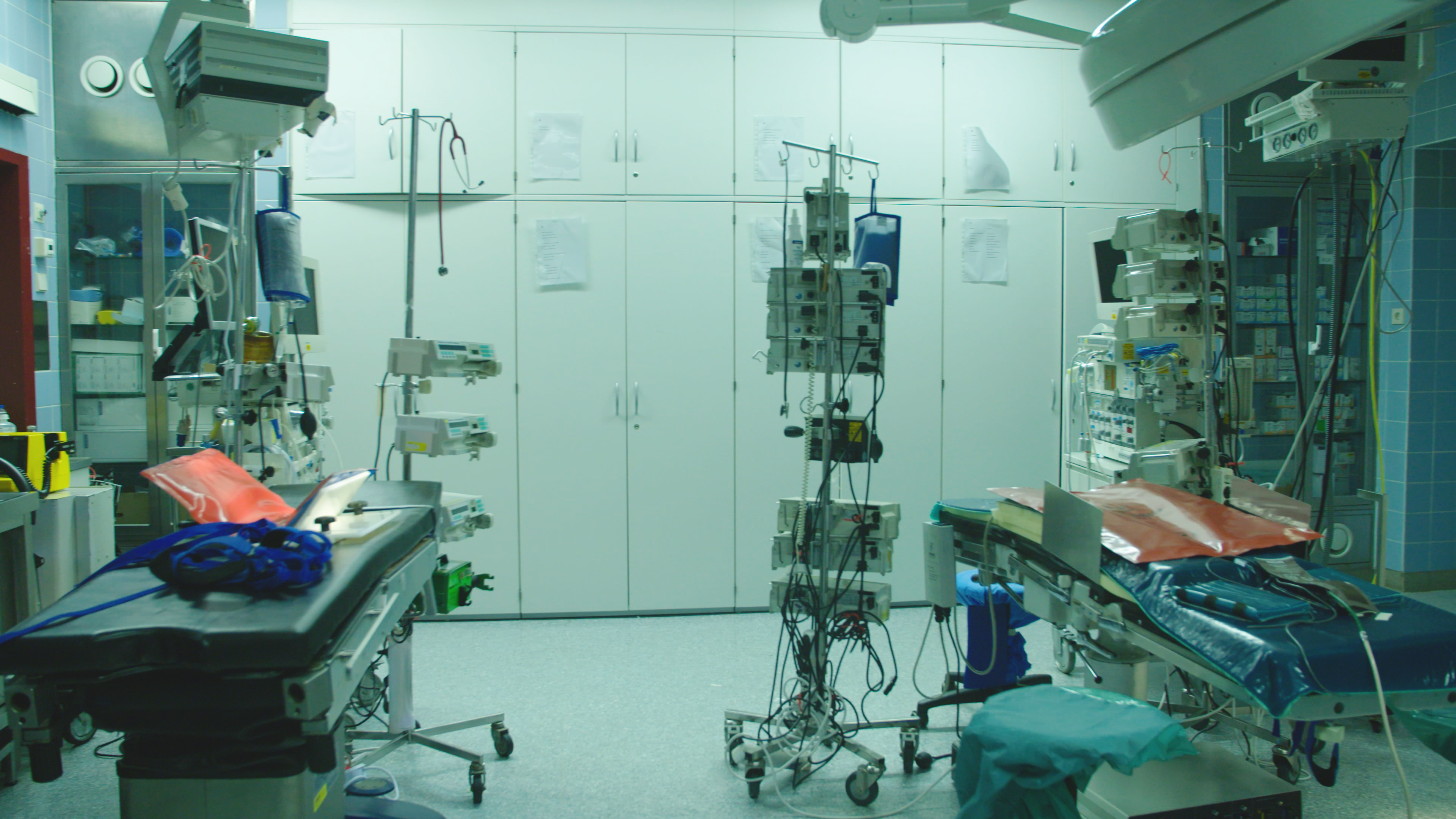 An empty operating room in cold lighting.
