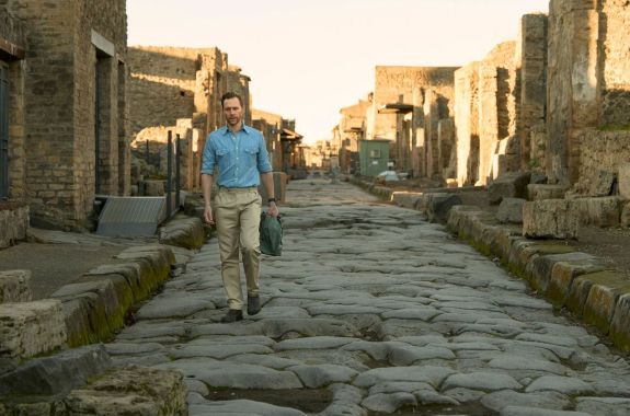 Tom Hiddleston walks through the streets of Pompeii.